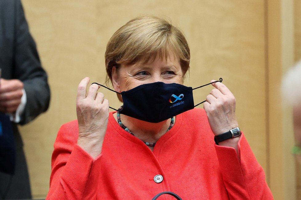 Německá kancléřka Angela Merkelová s rouškou