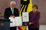 Německý prezident Steinmeier ocenil bývalou kancléřku Merkelovou Záslužným řádem SRN nejvyššího stupně.