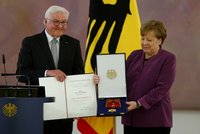 Merkelová dostala Velkokříž a promluvila o hadí jámě. Výjimečná politička, velebil ji prezident
