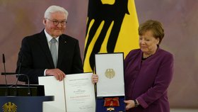Německý prezident Steinmeier ocenil bývalou kancléřku Merkelovou Záslužným řádem SRN nejvyššího stupně.
