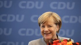 Merkelová den po volebním vítězství: V Berlíně na setkání lídrů dostala velkou kytici.