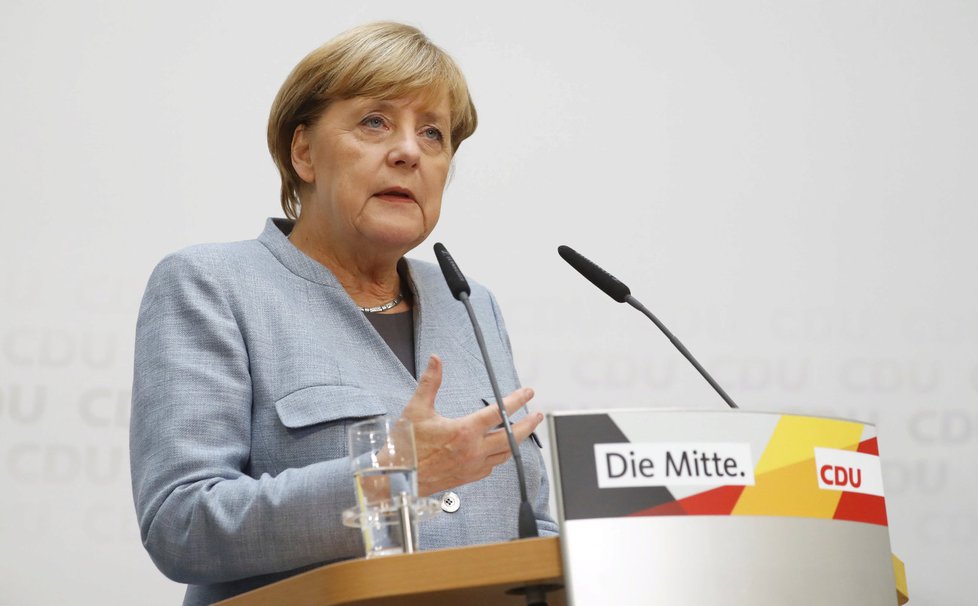 Seehofer je dlouhodobě zastáncem přísnější migrační politiky, než jakou prosazuje kancléřka Angela Merkelová. Ještě jako bavorský premiér patřil k největším kritikům politiky spolkové vlády v otázkách přijímání migrantů