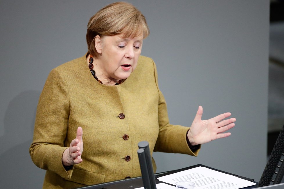 Německá kancléřka Angela Merkelová při projevu v německém parlamentu (11. 2. 2021)