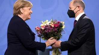 Angela Merkelová předala kancléřství Olafu Scholzovi, gratuloval i Putin