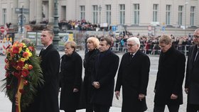 Angela Merkelová spolu s Emmanuelem Macronem uctili v Berlíně památku obětí válek