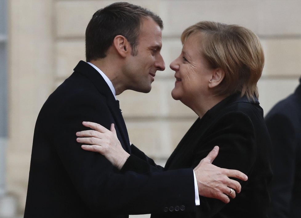 Německá kancléřka Angela Merkelová a francouzský prezident Emmanuel Macron v pátek vyzvali Rusko, ať propustí ukrajinské námořníky, které zajalo minulý měsíc i s jejich loděmi v Kerčském průlivu mezi Azovským a Černým mořem.