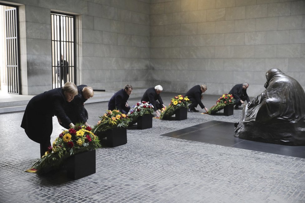 Angela Merkelová spolu s Emmanuelem Macronem uctili v Berlíně památku obětí válek