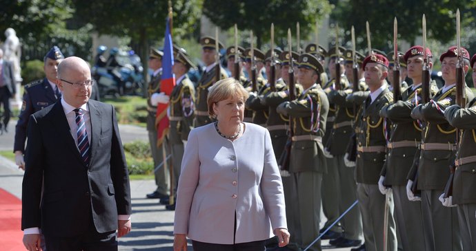 Angela Merkelová v Praze: Přivítání před Úřadem vlády premiérem Sobotkou
