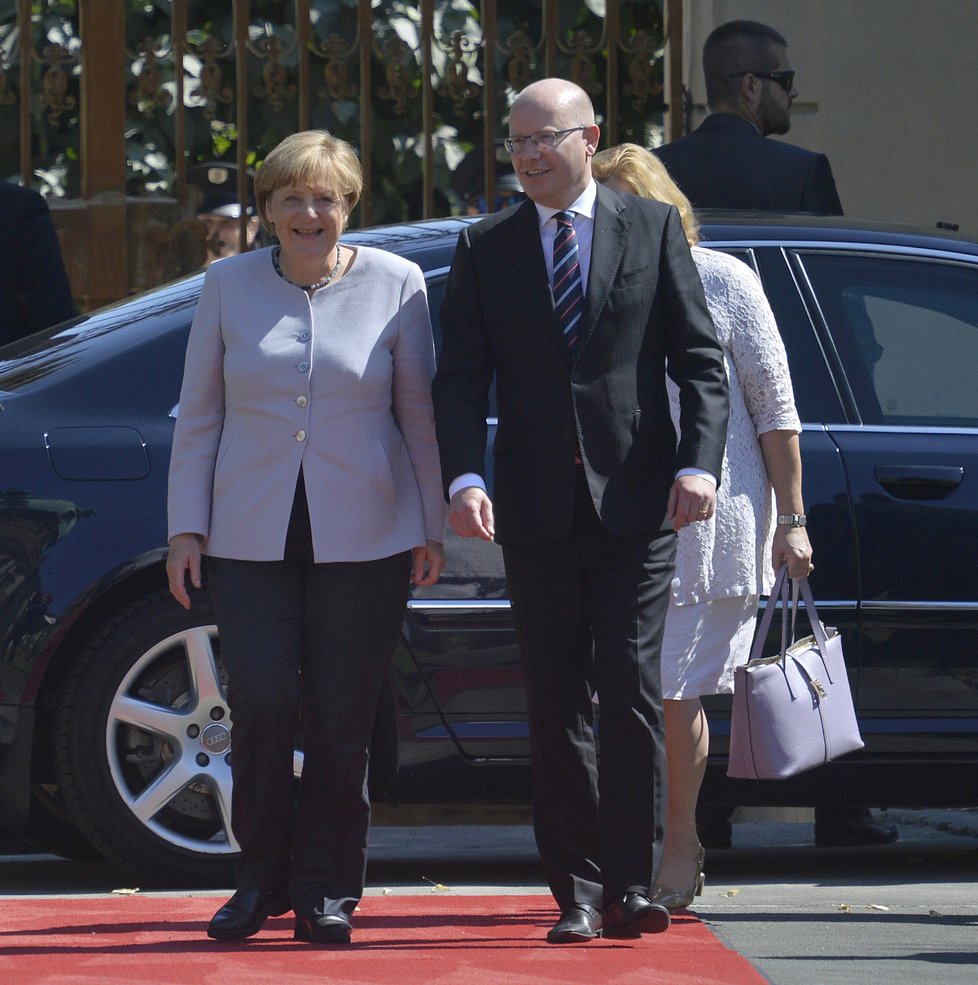 Angela Merkelová a Bohuslav Sobotka před Úřadem vlády