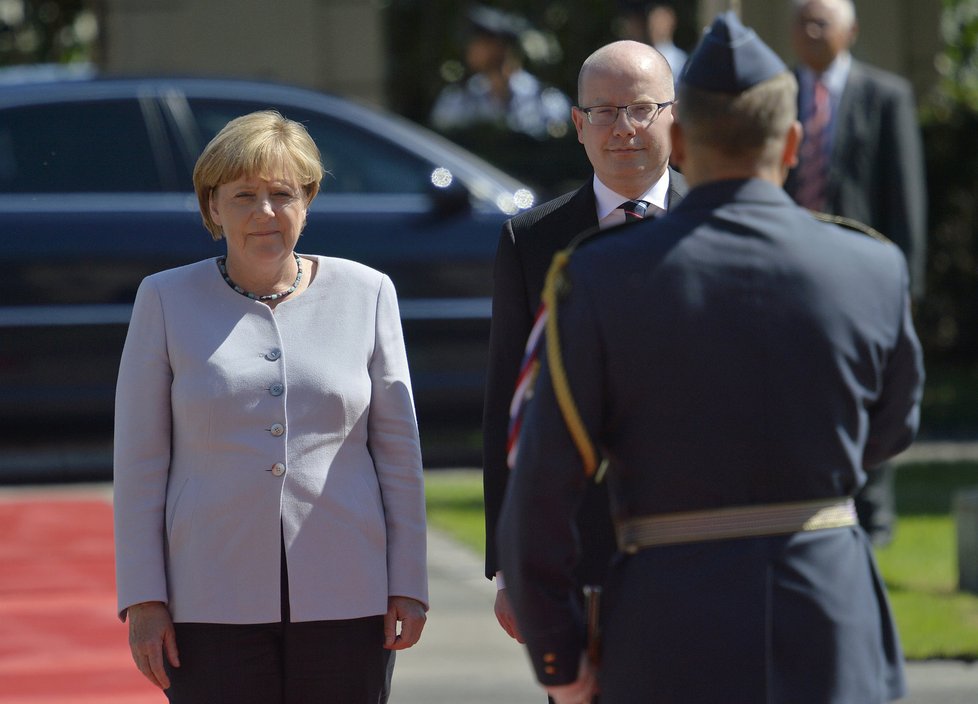Angela Merkelová v Praze: Přivítání před Úřadem vlády premiérem Sobotkou