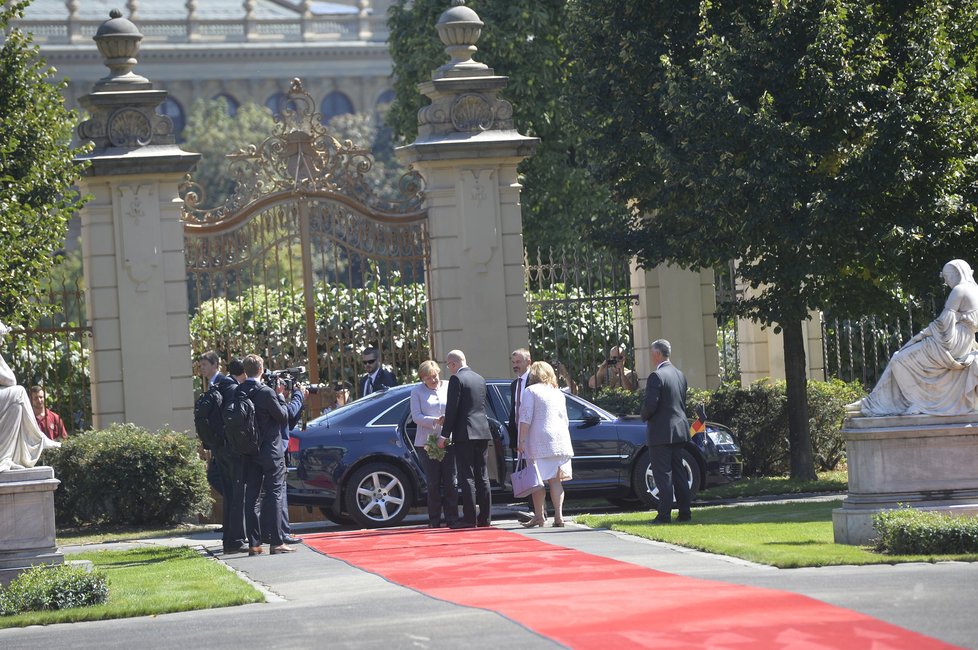 Angela Merkelová v Praze: Přivítání před Úřadem vlády