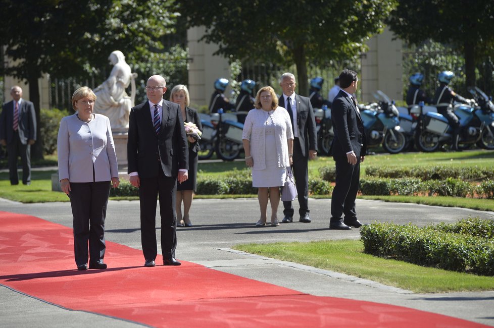 Angela Merkelová v Praze: Přivítání před Úřadem vlády