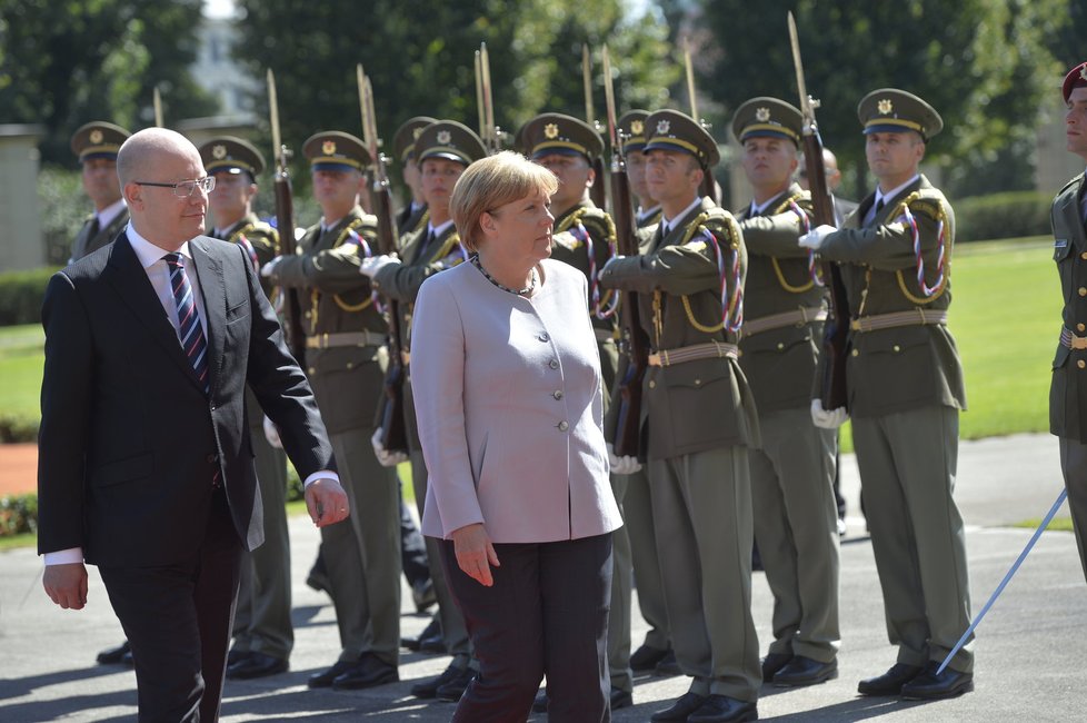 Angela Merkelová v Praze: S někdejším premiérem Bohuslavem Sobotkou
