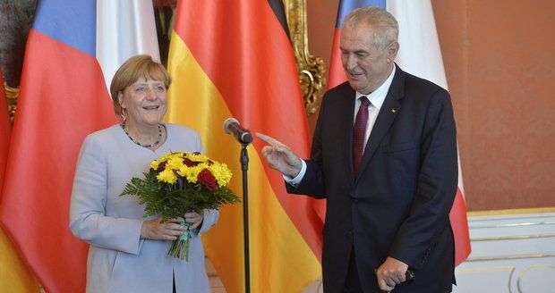 Ostrá debata Zemana a Merkelové o uprchlících: My je nezvali, řekl prezident