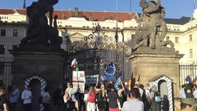 Demonstranti před Pražským hradem