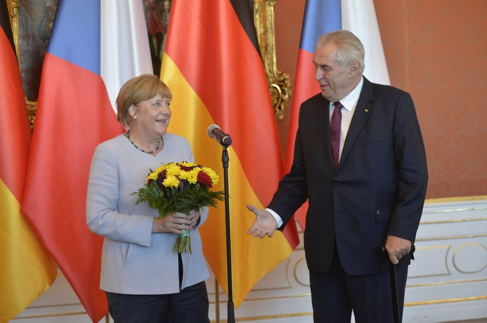 Angela Merkelová a prezident Miloš Zeman na Pražském hradě.