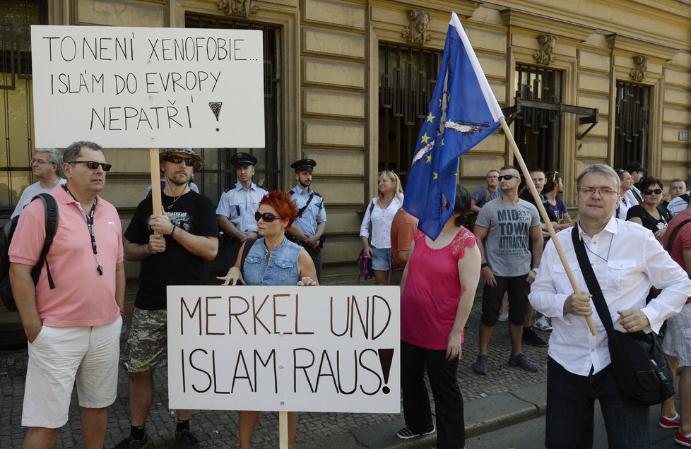 Protest proti Angele Merkelové před Úřadem vlády, kde kancléřka zahájila svou třetí návštěvu Česka.