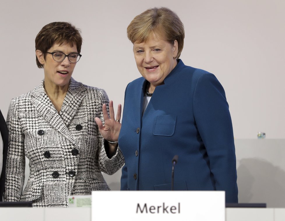 Favoritka Merkelové Annegret Krampová-Karrenbauerová.