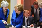 Mayová s Merkelovou se pobavily nad fotkami.