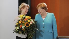 Merkelová slavila 65. narozeniny. A při jmenování nové ministryně obrany opět seděla (17.7.2019)