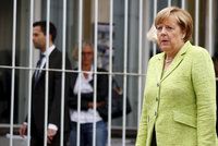 Merkelová po dovolené vyrazila do vězení. A řeší i uprchlickou vlnu v Itálii