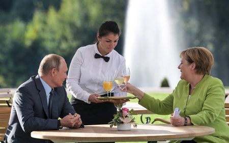 Angela Merkelová přijala Vladimira Putina na zámku Meseberg (18.8.2018)