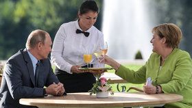 Angela Merkelová přijala Vladimira Putina na zámku Meseberg (18.8.2018)