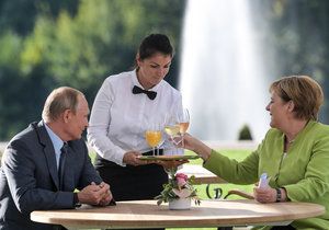 Angela Merkelová přijala Vladimira Putina na zámku Meseberg (18.8.2018)