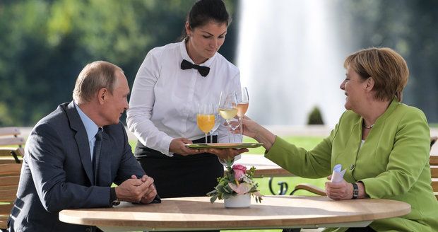 Putin vs. Merkelová: Uprchlíci na stole, ostře střežený zámek a 3 hodiny jednání