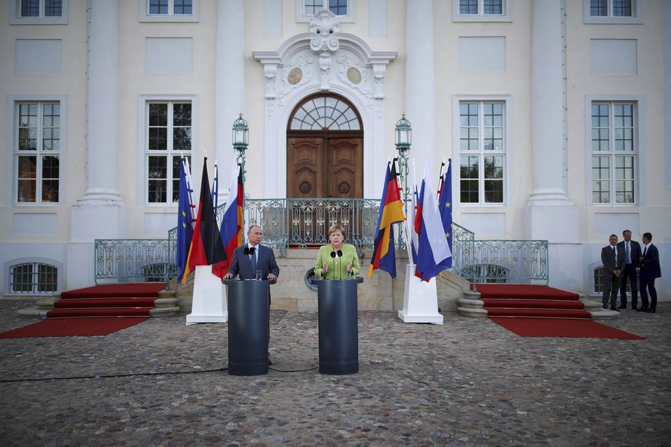 Angela Merkelová přijala Vladimira Putina na zámku Meseberg (18.8.2018)