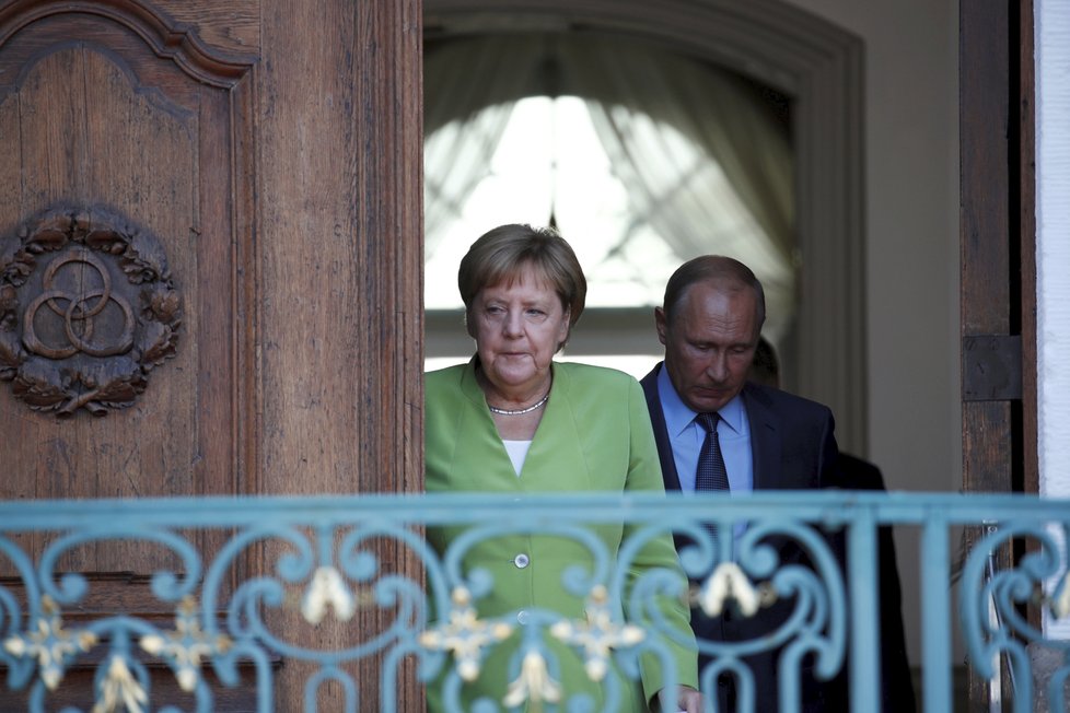 Angela Merkelová přijala Vladimira Putina na zámku Meseberg (18.8.2018).