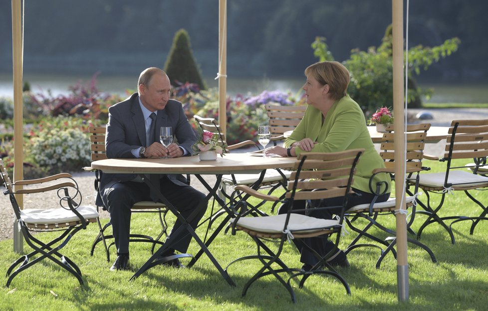 Angela Merkelová přijala Vladimira Putina na zámku Meseberg (18.8.2018).