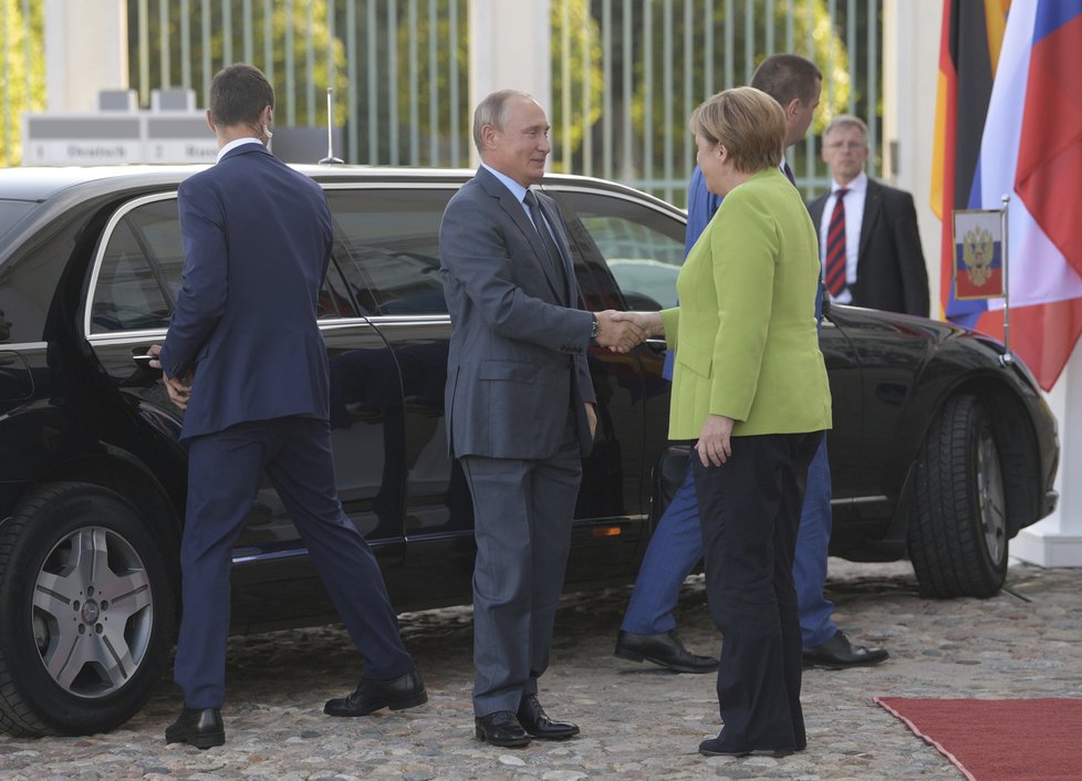 Angela Merkelová přijala Vladimira Putina na zámku Meseberg (18.8.2018).