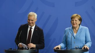 Angelu Merkelovou na setkání s finským premiérem opět postihl třes, potřetí za tři týdny 