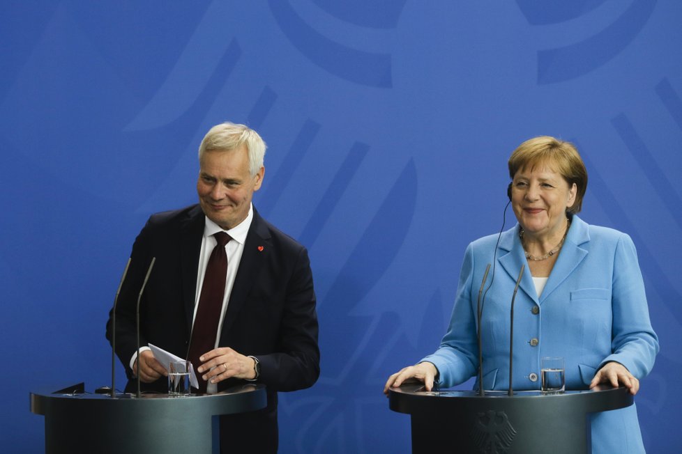 Kancléřka Merkelová po třetím záchvatu chvění pokračuje ve svém programu, na tiskovce s finským premiérem Rinnem, vzkázala lidem, aby se o ní nestrachovali, (10.07.2019).