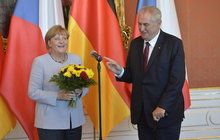 Merkelová v Česku: Co dostala od Zemana!