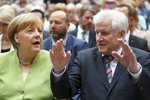 Německá kancléřka Angela Merkelová a ministr vnitra a šéf Křesťanskosociální unie (CSU) Horst Seehofer