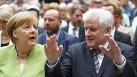 Německá kancléřka Angela Merkelová a ministr vnitra a šéf Křesťanskosociální unie (CSU) Horst Seehofer