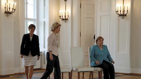 Merkelová, von der Leyenová a Krampová Karenbauerová: Německo má novou ministryni obrany, kvůli kancléřce proběhl ceremoniál vsedě.