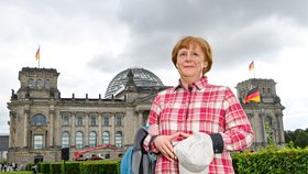 Angela Merkelová jako důchodkyně: vosková figurína před parlamentem.
