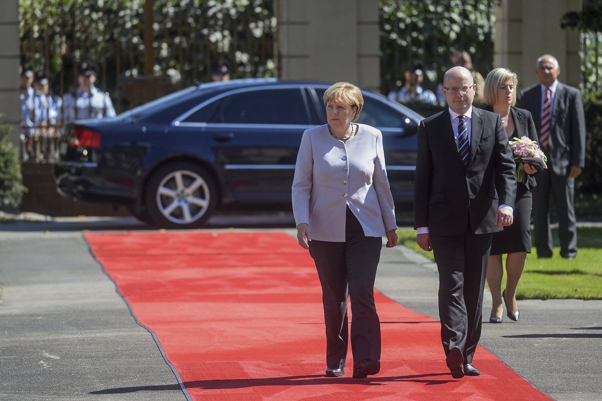 2016 - „Oproti jejím začátkům hodnotím dobře její vlasy, tento účes jí sluší.“