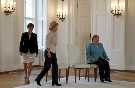 Merkelová, von der Leyenová a Krampová Karenbauerová: Německo má novou ministryni obrany, kvůli kancléřce proběhl ceremoniál vsedě.