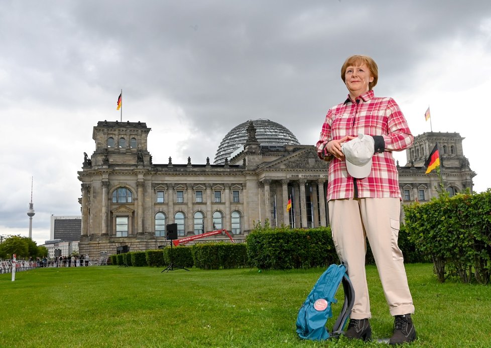 Angela Merkelová jako důchodkyně: vosková figurína před parlamentem.