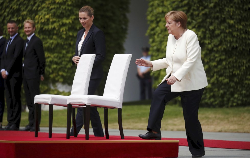 Německá kancléřka Angela Merkelová si den po třetím třesu na ceremonii s dánskou premiérkou Mette Frederiksenovou radši sedla (11. 7. 2019).