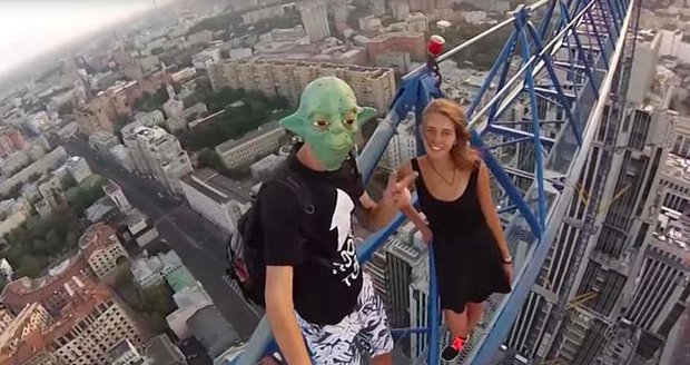 Ruská modelka Angela Nikolau leze po nejvyšších stavbách světa.