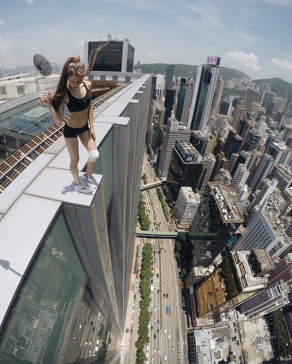 Ruská modelka Angela Nikolau leze po nejvyšších stavbách světa.