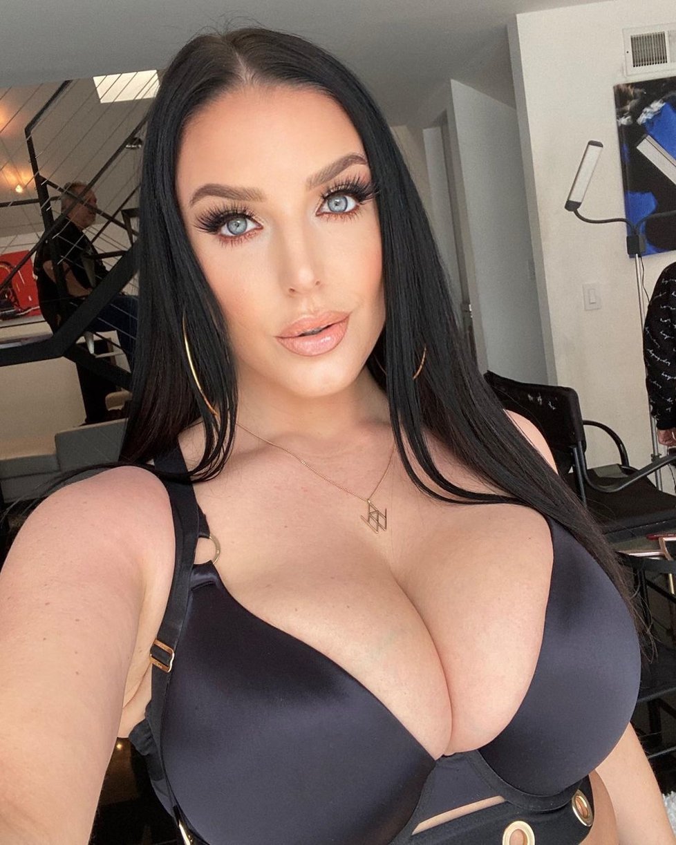 Pornoherečka Angela White