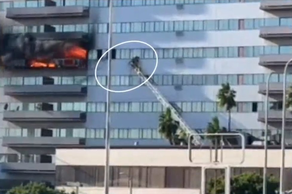 Výškovou budovu zachvátily v 6.patře plameny: Lidé údajně vyskakovali z oken!