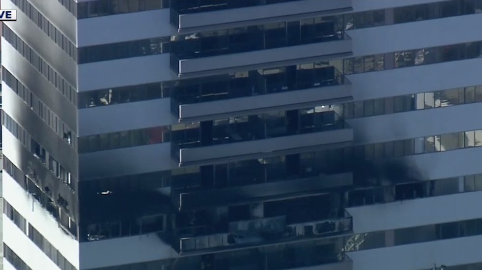 Výškovou budovu zachvátily v 6.patře plameny: Lidé údajně vyskakovali z oken!