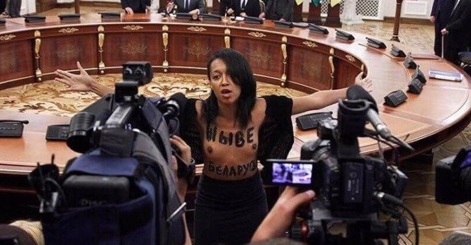 Aktivistka Angelina Diashová, která polonahá zaútočila při volbách na prezidenta Miloše Zemana, svými fotkami často zásobuje sociální sítě.